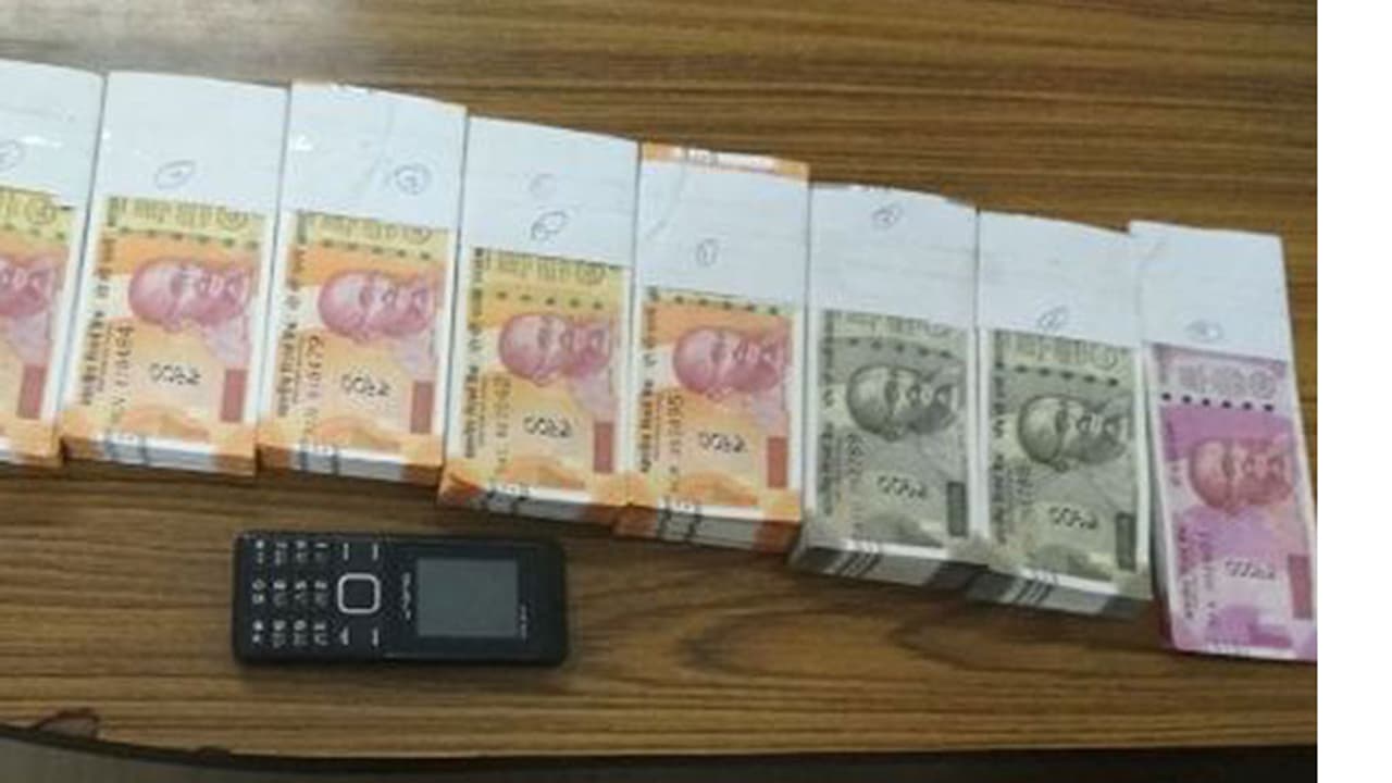 దొంగనోట్ల ముద్రణకు పాల్పడిన మాజీ హాకీ ప్లేయర్...ఎన్నికల కోసమే.... దొంగనోట్ల ముద్రణకు పాల్పడిన మాజీ హాకీ ప్లేయర్...ఎన్నికల కోసమే....