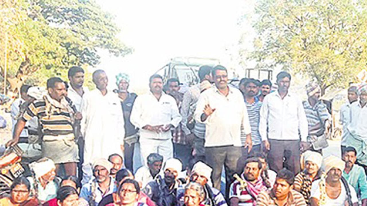 తెలంగాణా పల్లెలో 50 కుటుంబాల సాంఘిక బహిష్కరణ తెలంగాణా పల్లెలో 50 కుటుంబాల సాంఘిక బహిష్కరణ