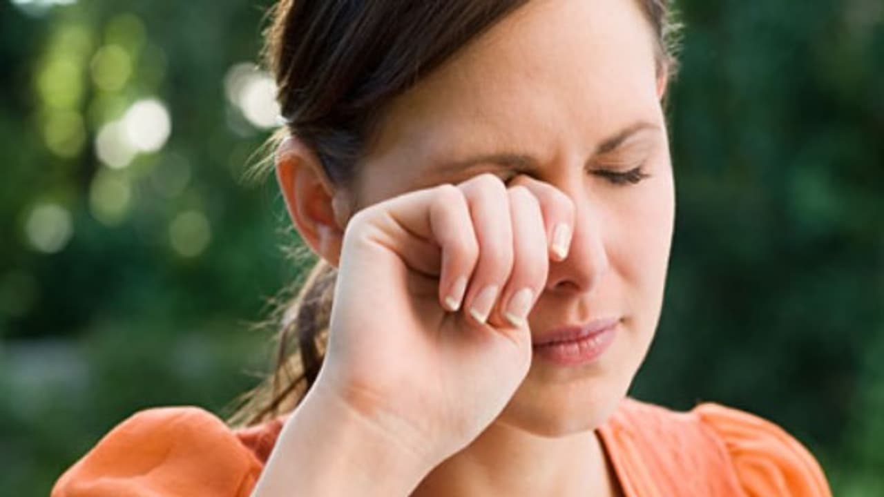 நம் கண்ணுக்குள் எதாவது விழுந்துவிட்டால் நாம் செய்யவேண்டிய முன்னெச்சரிக்கை நடவடிக்கைகள் இதோ… நம் கண்ணுக்குள் எதாவது விழுந்துவிட்டால் நாம் செய்யவேண்டிய முன்னெச்சரிக்கை நடவடிக்கைகள் இதோ…