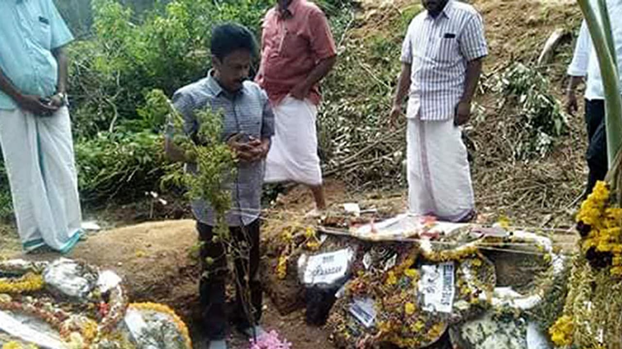 അര്ജുനനിലൂടെ അഭിമന്യു ജീവിക്കും; വിതുമ്പലടക്കിഅവര് വട്ടവടയിലെ ഒറ്റമുറി വീട്ടിലെത്തി... അര്ജുനനിലൂടെ അഭിമന്യു ജീവിക്കും; വിതുമ്പലടക്കിഅവര് വട്ടവടയിലെ ഒറ്റമുറി വീട്ടിലെത്തി...