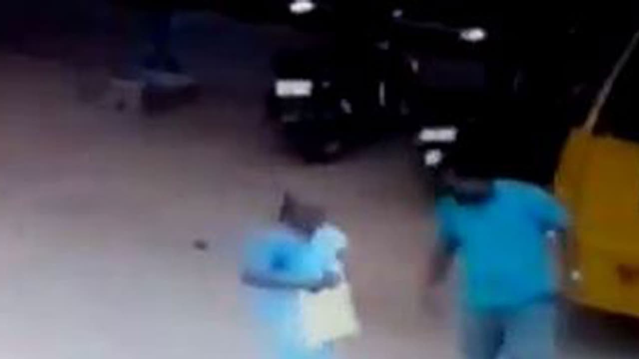 പൊലീസിനെ പറ്റിക്കാന് മുടി സ്ട്രെയിറ്റ് ചെയ്ത് ക്ലീന് ഷേവ് ചെയ്തു; നീല ഷര്ട്ടുകാരന് പിടിയിലായത് ഇങ്ങനെ പൊലീസിനെ പറ്റിക്കാന് മുടി സ്ട്രെയിറ്റ് ചെയ്ത് ക്ലീന് ഷേവ് ചെയ്തു; നീല ഷര്ട്ടുകാരന് പിടിയിലായത് ഇങ്ങനെ