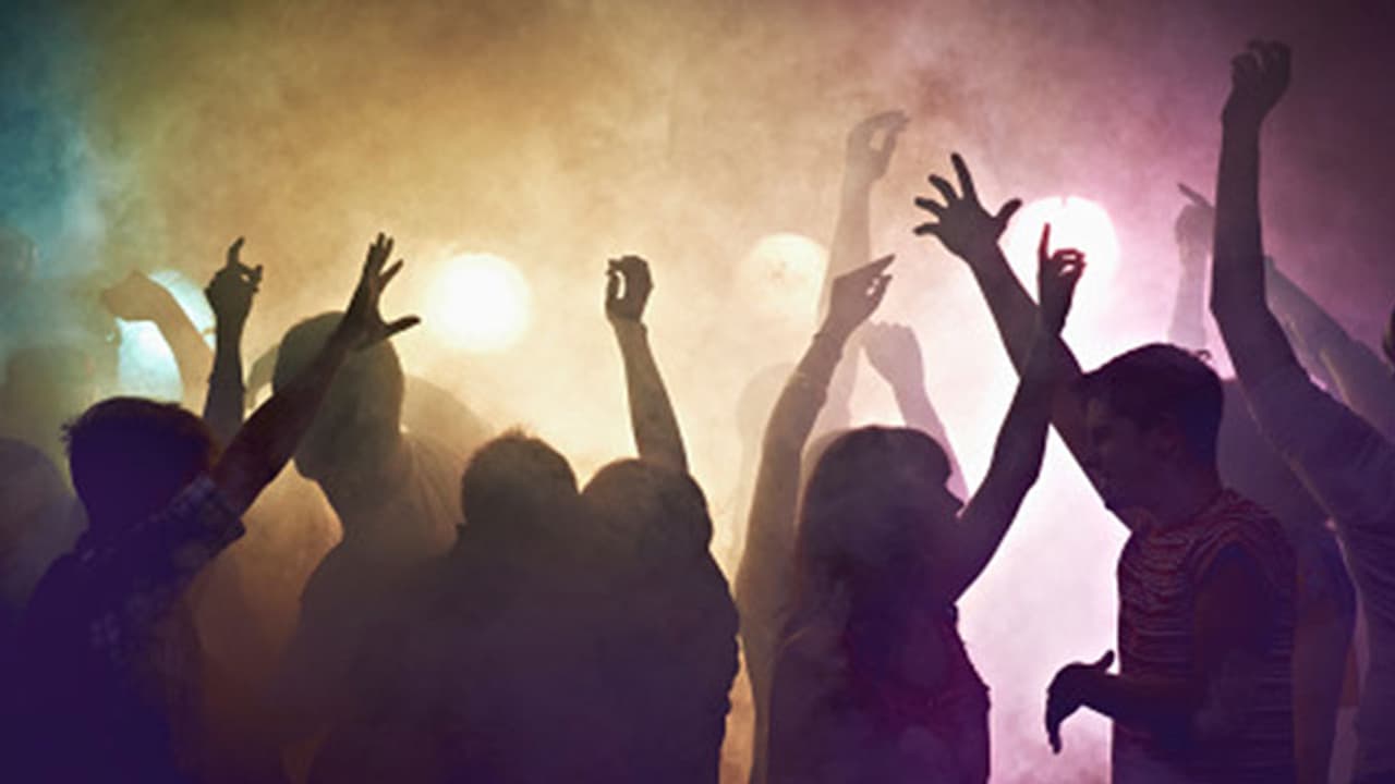 టాలీవుడ్ పబ్‌లో అర్ధనగ్న డ్యాన్స్‌లు, అసాంఘిక కార్యకలాపాలు.. పోలీసుల దాడితో వెలుగులోకి