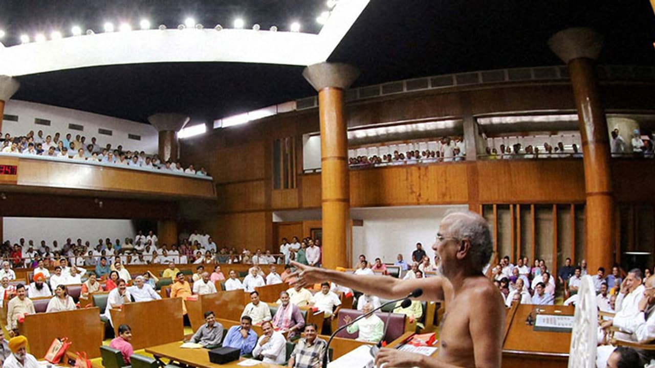 തുണിയുടുക്കാത്ത സന്യാസിയും നാണമേയില്ലാത്ത നമ്മളും...