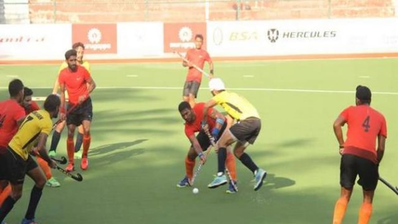 எம்சிசி – முருகப்பா ஹாக்கி: அசத்தலான ஆட்டத்தால் அடுத்த சுற்றுக்கு முன்னேறிய அணிகள்… எம்சிசி – முருகப்பா ஹாக்கி: அசத்தலான ஆட்டத்தால் அடுத்த சுற்றுக்கு முன்னேறிய அணிகள்…