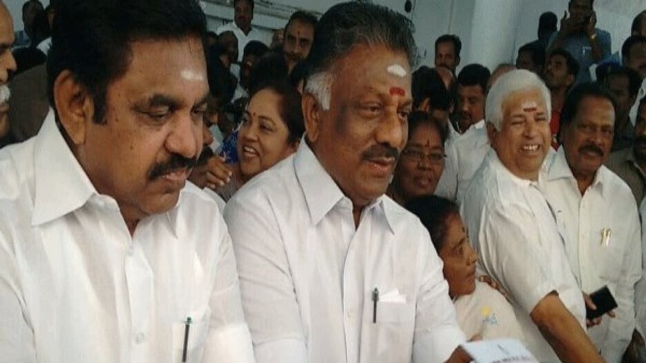 மொத்தமும் போச்சே! உச்சக்கட்ட பீதியில் ஓபிஎஸ், இபிஎஸ்; புலம்பலில் நிர்வாகிகள்! மொத்தமும் போச்சே! உச்சக்கட்ட பீதியில் ஓபிஎஸ், இபிஎஸ்; புலம்பலில் நிர்வாகிகள்!