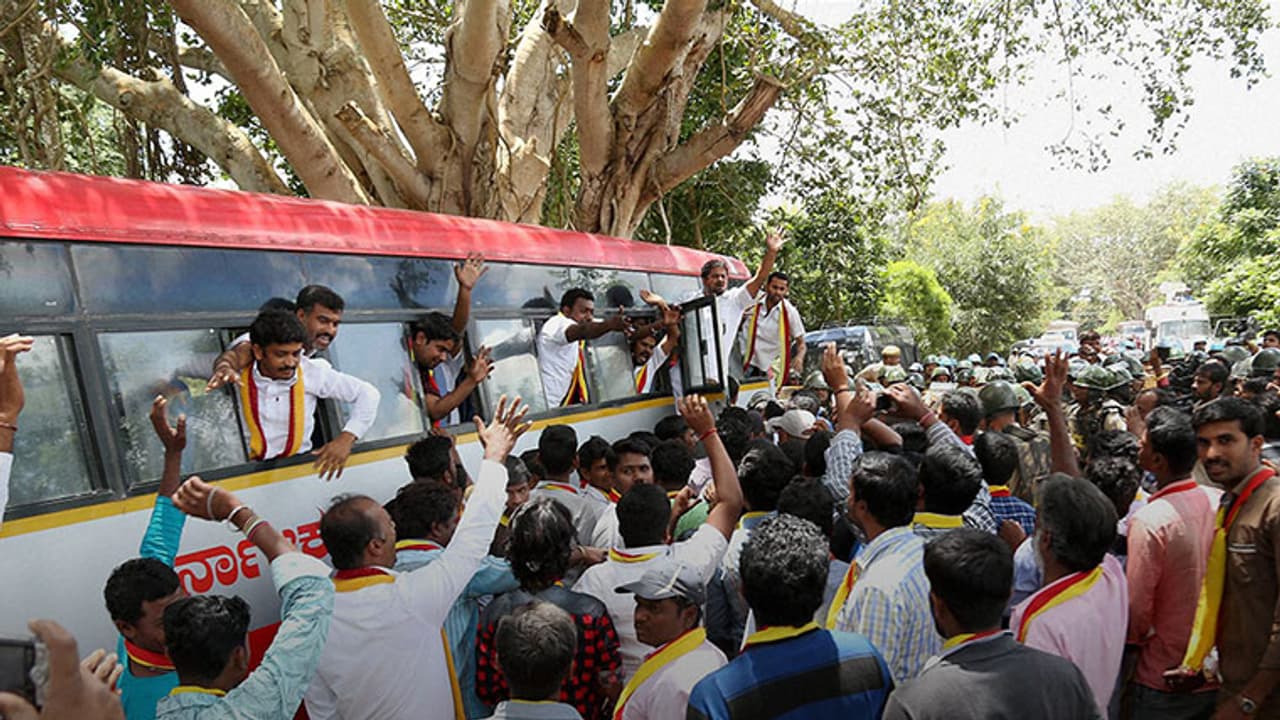 ಕರ್ನಾಟಕ ತಮಿಳುನಾಡು ವ್ಯಾಪಾರ ವಹಿವಾಟು ಸ್ಥಗಿತ; ನಿತ್ಯ ಸಾವಿರಾರು ಕೋಟಿ ರು.ಗೂ ಅಧಿಕ ನಷ್ಟ ಕರ್ನಾಟಕ ತಮಿಳುನಾಡು ವ್ಯಾಪಾರ ವಹಿವಾಟು ಸ್ಥಗಿತ; ನಿತ್ಯ ಸಾವಿರಾರು ಕೋಟಿ ರು.ಗೂ ಅಧಿಕ ನಷ್ಟ