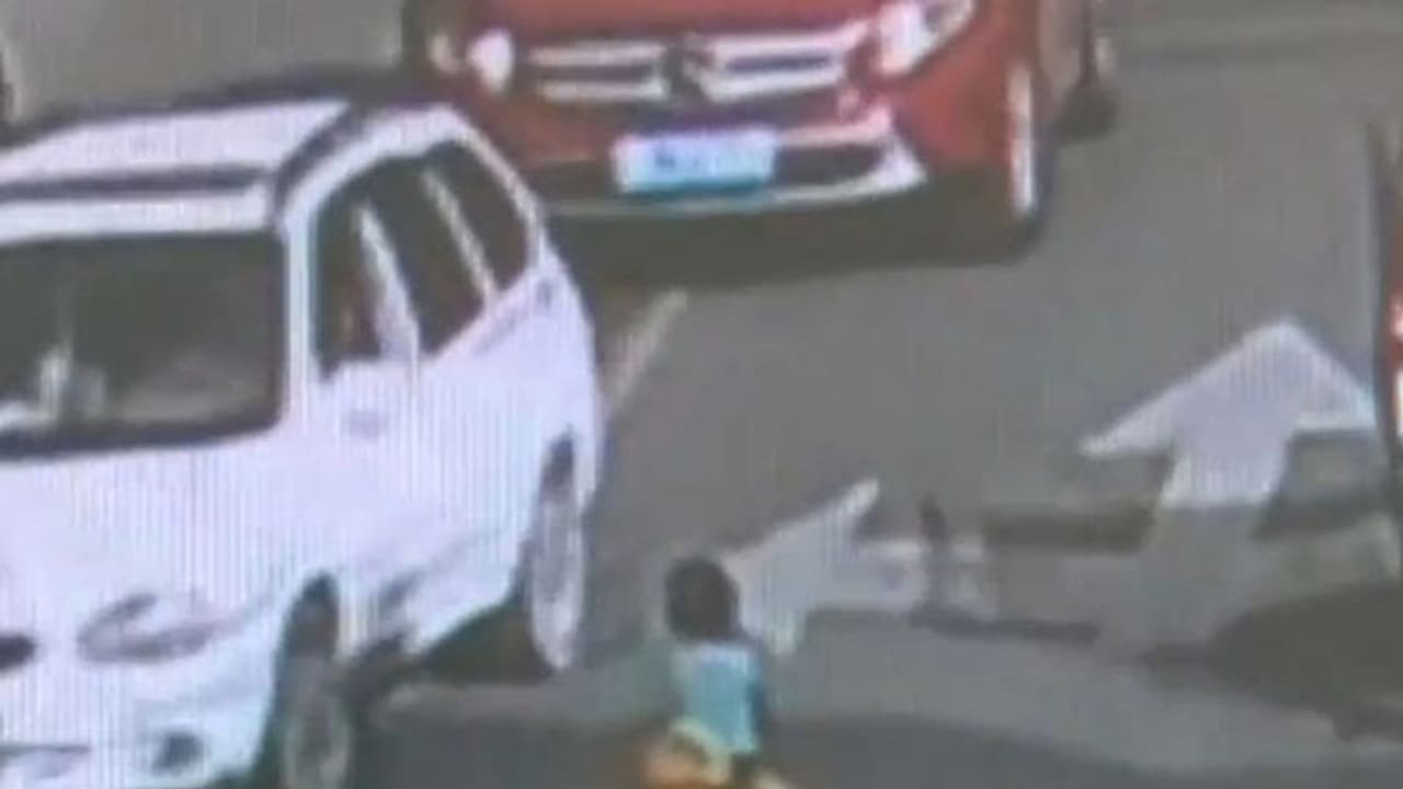 ಅಬ್ಬಾ...! ಟ್ರಾಫಿಕ್ ತುಂಬಿದ ರಸ್ತೆಯಲ್ಲಿ ಆಟದ ಕಾರನ್ನು ಚಲಾಯಿಸಿದ ಕಂದಮ್ಮ: ಮುಂದೇನಾಯ್ತು? ಅಬ್ಬಾ...! ಟ್ರಾಫಿಕ್ ತುಂಬಿದ ರಸ್ತೆಯಲ್ಲಿ ಆಟದ ಕಾರನ್ನು ಚಲಾಯಿಸಿದ ಕಂದಮ್ಮ: ಮುಂದೇನಾಯ್ತು?