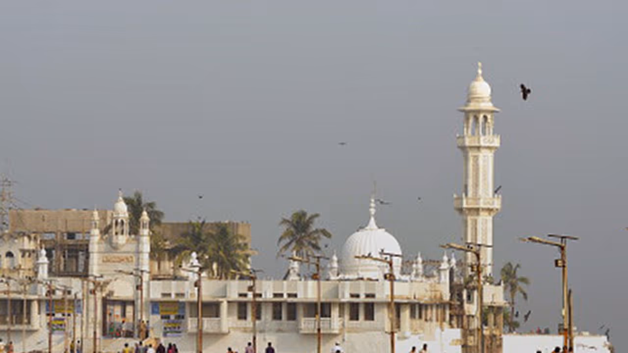 Watch: Women entering Haji Ali Dargah after 5 years