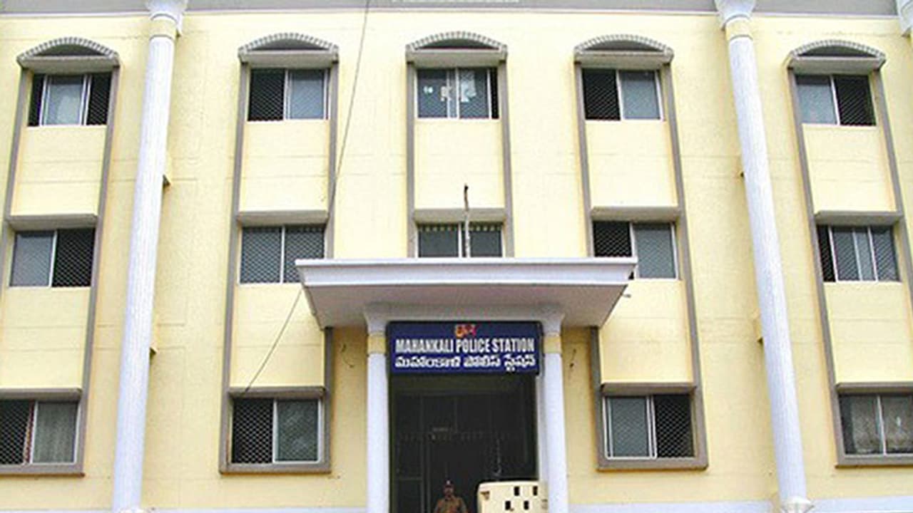 బిగ్ బ్రేకింగ్ : కేసీఆర్ పై మహంకాళి పోలీస్ స్టేషన్లో ఫిర్యాదు బిగ్ బ్రేకింగ్ : కేసీఆర్ పై మహంకాళి పోలీస్ స్టేషన్లో ఫిర్యాదు