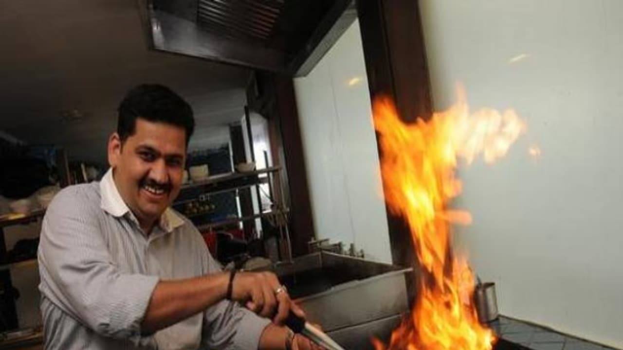 8 மணிக்கு சாப்பிடலனா...அதுக்கு மேல சாப்பிட அருகதையே இல்லை..! 8 மணிக்கு சாப்பிடலனா...அதுக்கு மேல சாப்பிட அருகதையே இல்லை..!