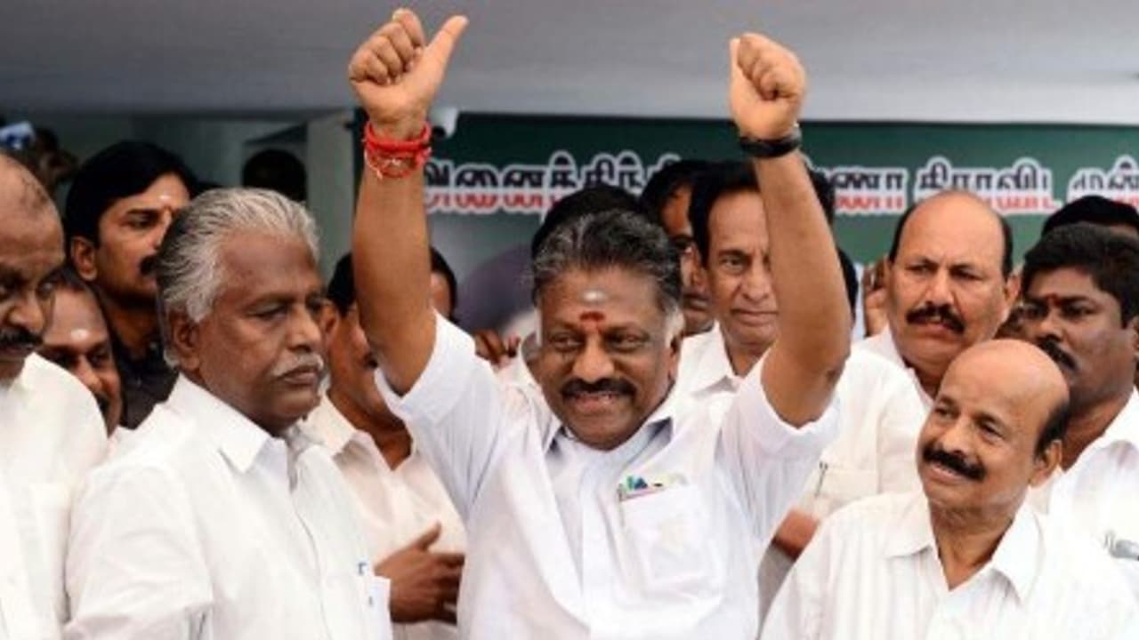 மீண்டும் முதல்வராகும் ஓபிஎஸ் !! கிரீன் சிக்னல் கொடுத்த அமித்ஷா .. காண்டான எடப்பாடி .. மீண்டும் முதல்வராகும் ஓபிஎஸ் !! கிரீன் சிக்னல் கொடுத்த அமித்ஷா .. காண்டான எடப்பாடி ..