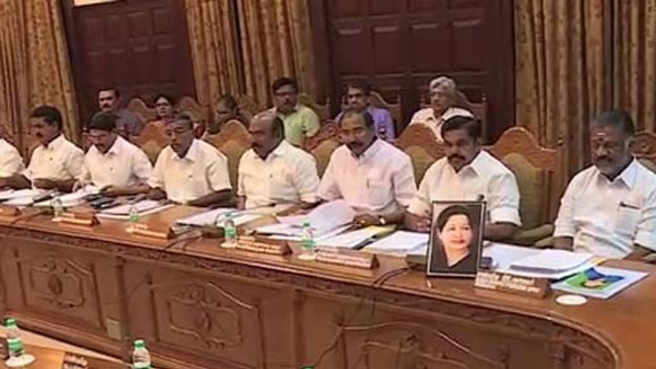 ಅಧ್ಯಕ್ಷೀಯ ಪೀಠದಲ್ಲಿ ಕೂರದೇ ಜಯಲಲಿತಾ ಫೋಟೋ ಇಟ್ಟು ಸಭೆ ನಡೆಸಿದ ಪನ್ನೀರ್ ಸೆಲ್ವಂ ಅಧ್ಯಕ್ಷೀಯ ಪೀಠದಲ್ಲಿ ಕೂರದೇ ಜಯಲಲಿತಾ ಫೋಟೋ ಇಟ್ಟು ಸಭೆ ನಡೆಸಿದ ಪನ್ನೀರ್ ಸೆಲ್ವಂ