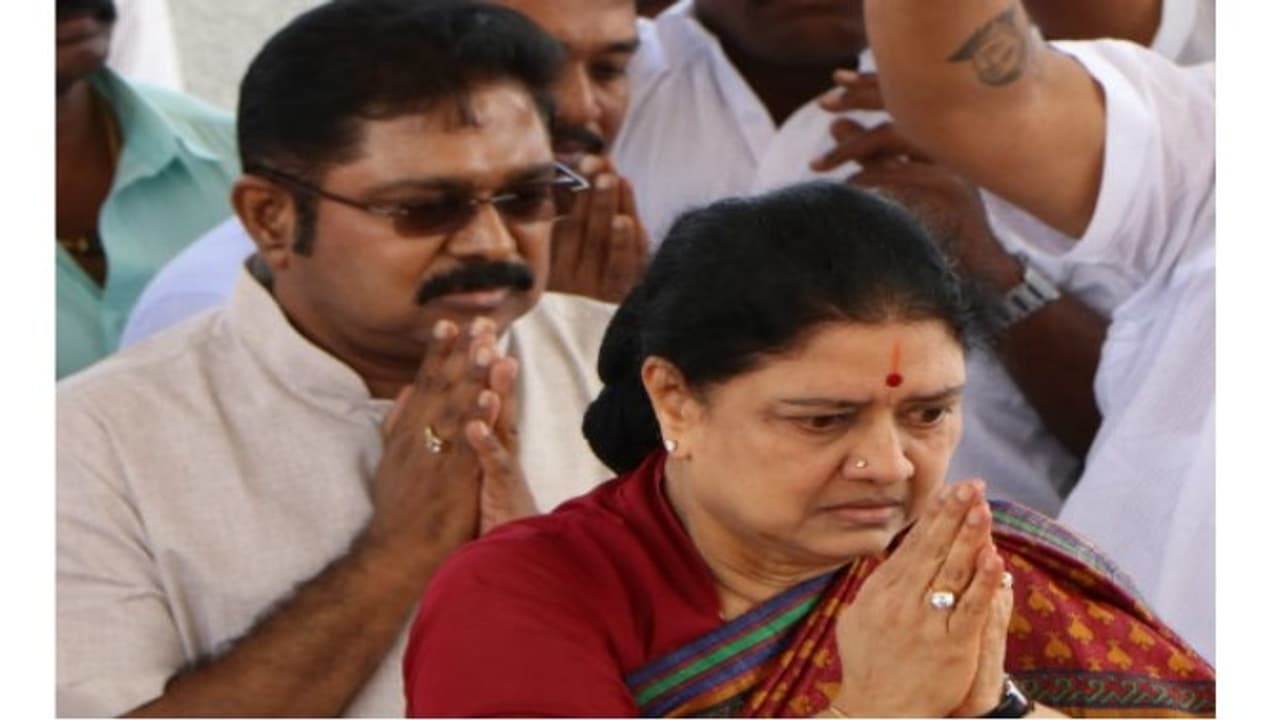 சித்தி சொன்னதை கேட்டு ஒதுங்குங்கள்... டி.டி.வி.தினகரனுக்கு புகழேந்தி அட்வைஸ்..! சித்தி சொன்னதை கேட்டு ஒதுங்குங்கள்... டி.டி.வி.தினகரனுக்கு புகழேந்தி அட்வைஸ்..!