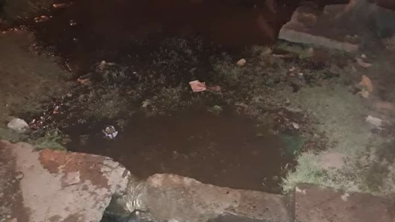 சாக்கடையில் கலக்கும் குடிநீர்...! வேதனைப்படும் மக்கள்...நடவடிக்கை எடுப்பார்களா.? சாக்கடையில் கலக்கும் குடிநீர்...! வேதனைப்படும் மக்கள்...நடவடிக்கை எடுப்பார்களா.?