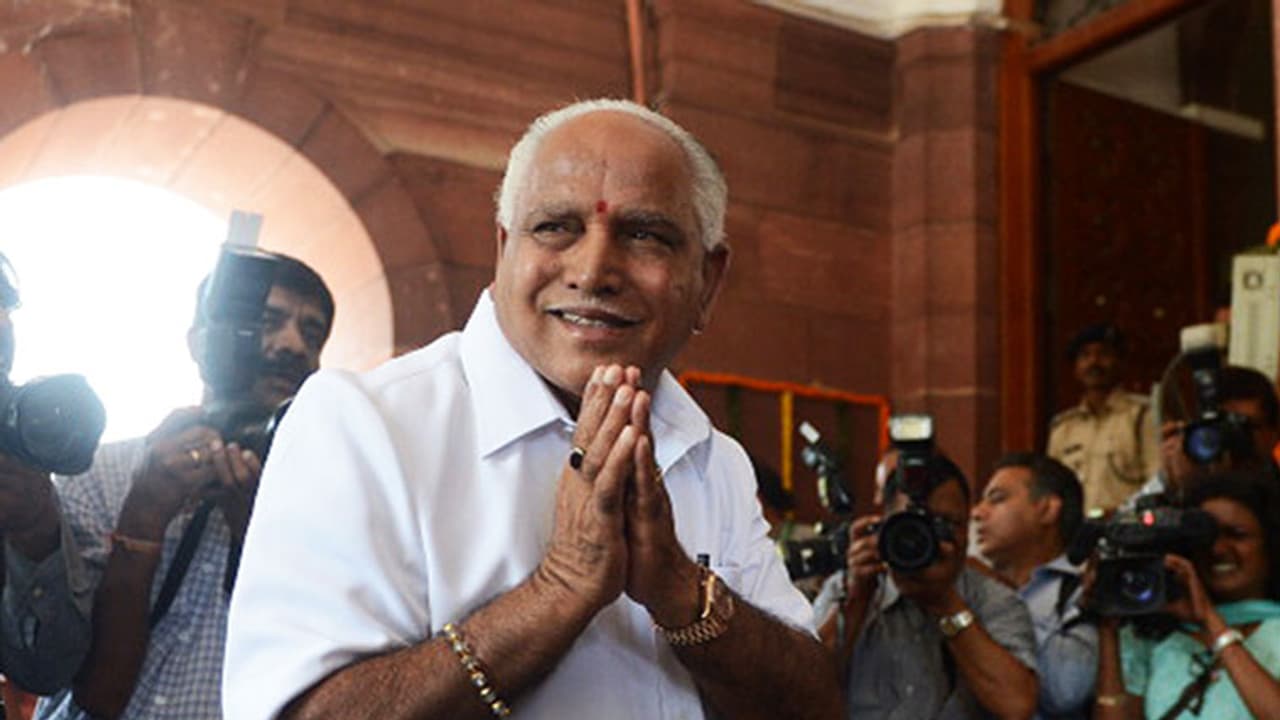 കോൺഗ്രസ് നീക്കങ്ങൾക്ക് തിരിച്ചടി; യെദ്യൂരപ്പയെ സർക്കാർ രൂപീകരിക്കാൻ ക്ഷണിച്ചേക്കും കോൺഗ്രസ് നീക്കങ്ങൾക്ക് തിരിച്ചടി; യെദ്യൂരപ്പയെ സർക്കാർ രൂപീകരിക്കാൻ ക്ഷണിച്ചേക്കും