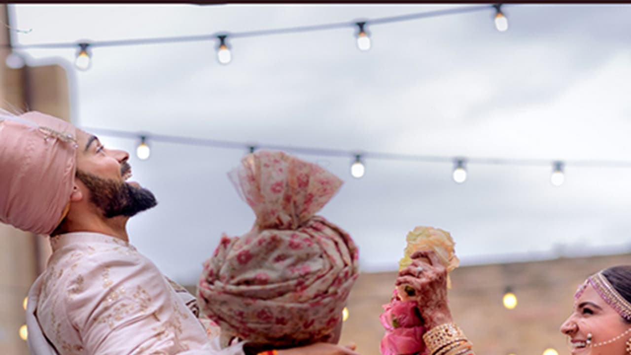 ದಾಂಪತ್ಯ ಜೀವನಕ್ಕೆ ಕಾಲಿಟ್ಟ ವಿರಾಟ್ ಕೊಹ್ಲಿ : ಇಟಲಿಯಲ್ಲಿ ಕೆಲವೇ ಕುಟುಂಬಸ್ಥರೊಂದಿಗೆ ನಡೆದ ವಿವಾಹ ದಾಂಪತ್ಯ ಜೀವನಕ್ಕೆ ಕಾಲಿಟ್ಟ ವಿರಾಟ್ ಕೊಹ್ಲಿ : ಇಟಲಿಯಲ್ಲಿ ಕೆಲವೇ ಕುಟುಂಬಸ್ಥರೊಂದಿಗೆ ನಡೆದ ವಿವಾಹ