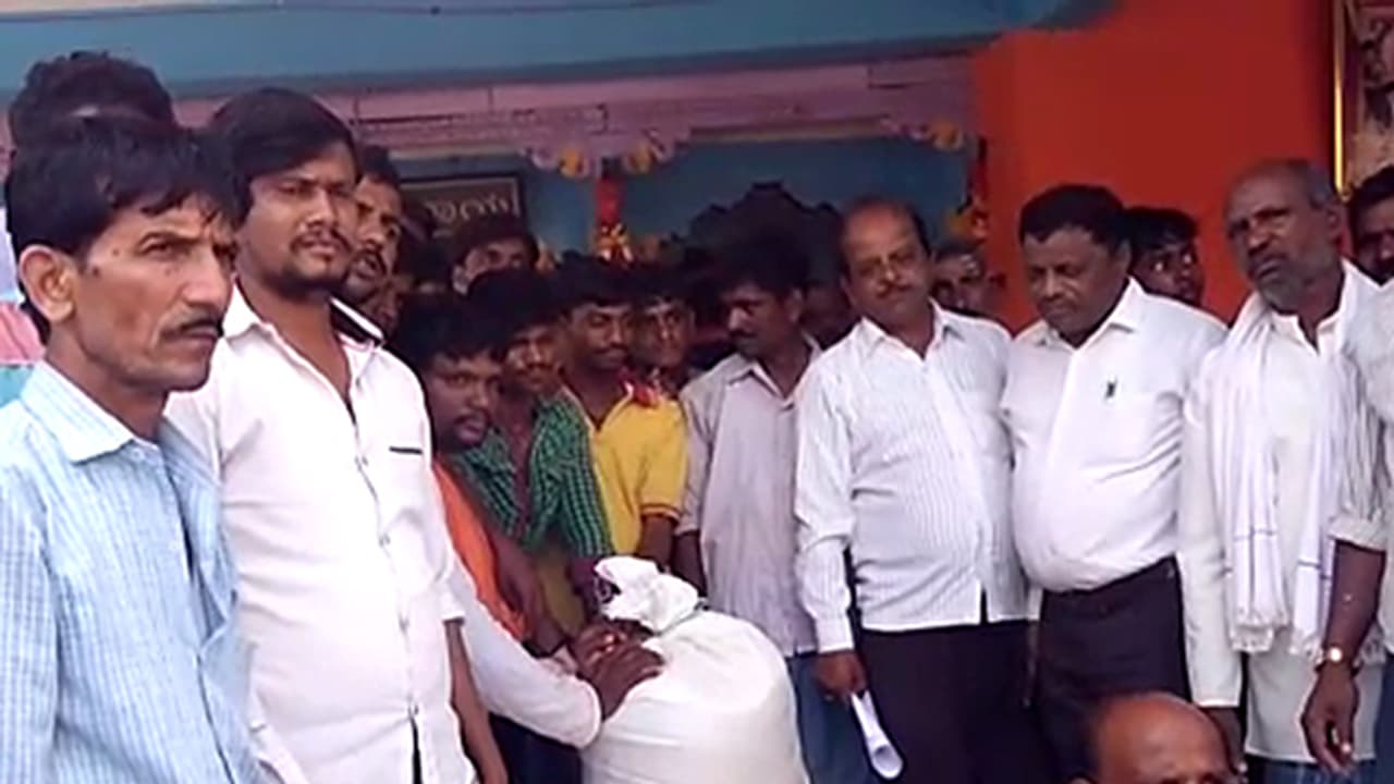 ಧಾರವಾಡ: ಕಾಂಗ್ರೆಸ್ ಶಾಸಕನ ಆಪ್ತನಿಂದ ಅನ್ನಭಾಗ್ಯ ಅಕ್ಕಿ ಲೂಟಿ ಧಾರವಾಡ: ಕಾಂಗ್ರೆಸ್ ಶಾಸಕನ ಆಪ್ತನಿಂದ ಅನ್ನಭಾಗ್ಯ ಅಕ್ಕಿ ಲೂಟಿ