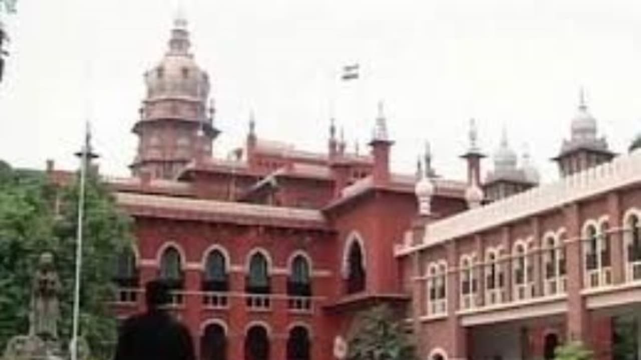 அதிமுக பொதுக்குழு கூட்டத்துக்கு தடைவிதிக்க மறுப்பு !! தினகரன் தரப்புக்கு ஆப்பு வைத்த உயர்நீதிமன்றம் !!! அதிமுக பொதுக்குழு கூட்டத்துக்கு தடைவிதிக்க மறுப்பு !! தினகரன் தரப்புக்கு ஆப்பு வைத்த உயர்நீதிமன்றம் !!!