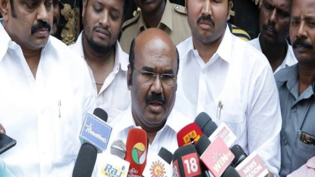 "தினகரன் பதவியே கேள்விக்குறி.. அவர் எப்படி அடுத்தவருக்கு பதவி வழங்க முடியும்?" அமைச்சர் ஜெயக்குமார் கிண்டல்!! "தினகரன் பதவியே கேள்விக்குறி.. அவர் எப்படி அடுத்தவருக்கு பதவி வழங்க முடியும்?" அமைச்சர் ஜெயக்குமார் கிண்டல்!!