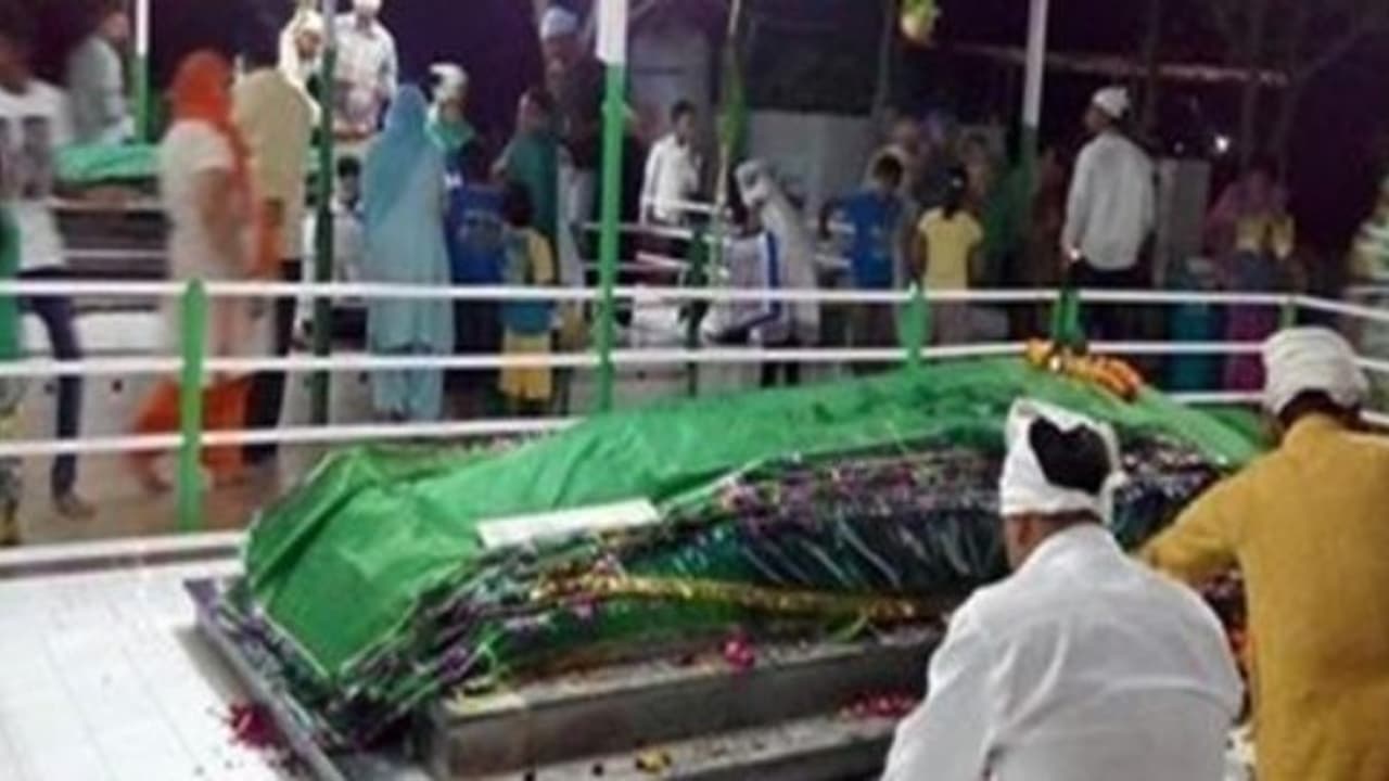 ஒரே வாசல், ஒரே கோயில்; தெய்வங்கள் மட்டும் வேறு வேறு அனைத்து மதமும் ஒன்றாக வழிபாடு செய்யும் கோயில் தெரியுமா? ஒரே வாசல், ஒரே கோயில்; தெய்வங்கள் மட்டும் வேறு வேறு அனைத்து மதமும் ஒன்றாக வழிபாடு செய்யும் கோயில் தெரியுமா?