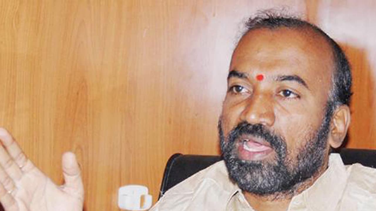 జగన్ ను పొగిడిన జేసీ: నిప్పులు చెరిగిన మాజీ ఎమ్మెల్యే ప్రభాకర్ చౌదరి జగన్ ను పొగిడిన జేసీ: నిప్పులు చెరిగిన మాజీ ఎమ్మెల్యే ప్రభాకర్ చౌదరి