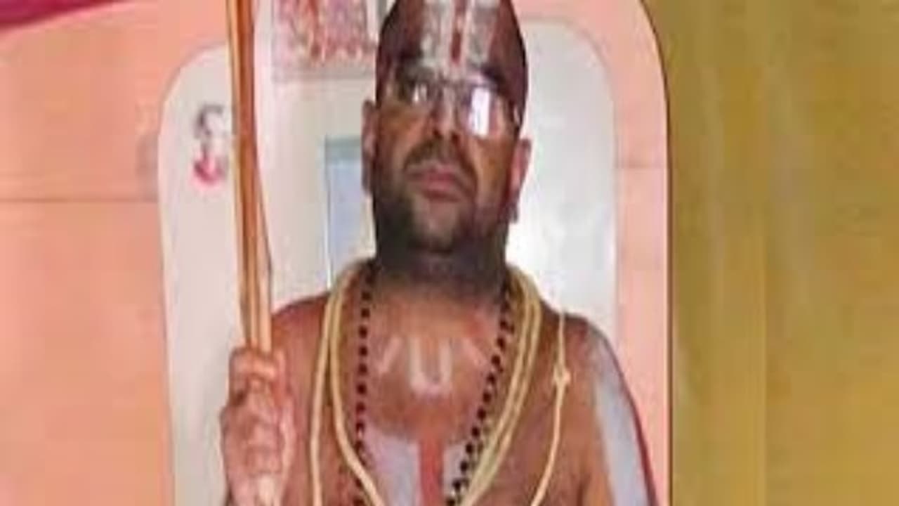 எங்களுக்கும் சோடா பாட்டில் வீசத் தெரியும்ல! ஜீயர் சடகோப ராமானுஜர் ஆவேசம்.. எங்களுக்கும் சோடா பாட்டில் வீசத் தெரியும்ல! ஜீயர் சடகோப ராமானுஜர் ஆவேசம்..