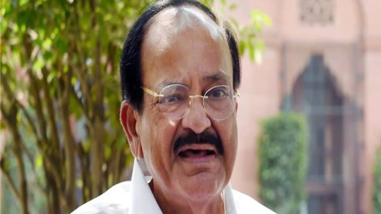 துணை குடியரசுத்தலைவர் வெங்கையா நாயுடு மருத்துவமனையில் அனுமதி...!