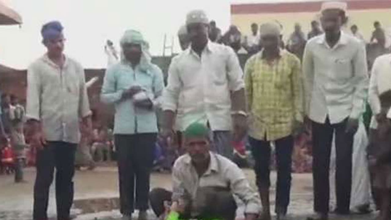 చిన్నారిని అరిటాకులో చుట్టి.. నిప్పులపై పడుకోపెట్టారు చిన్నారిని అరిటాకులో చుట్టి.. నిప్పులపై పడుకోపెట్టారు