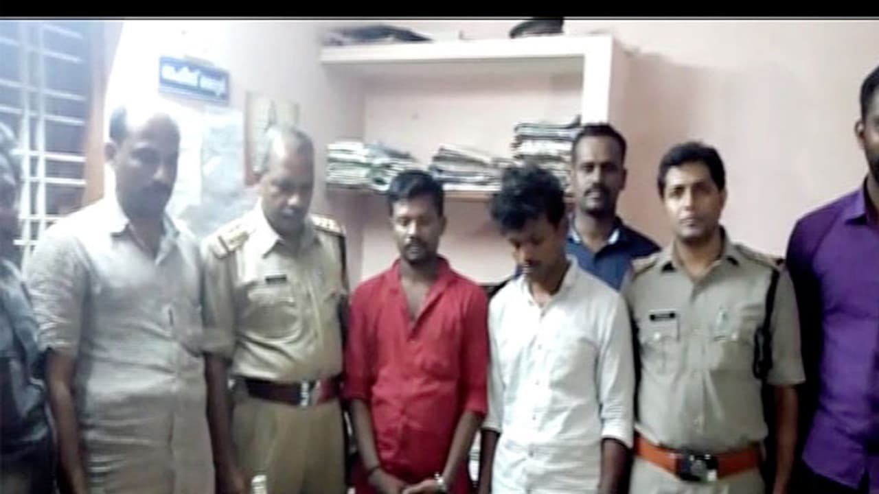 പറവൂര് തിരുവാഭരണ കവര്ച്ച; മുഴുവന് പ്രതികളും പിടിയില് പറവൂര് തിരുവാഭരണ കവര്ച്ച; മുഴുവന് പ്രതികളും പിടിയില്