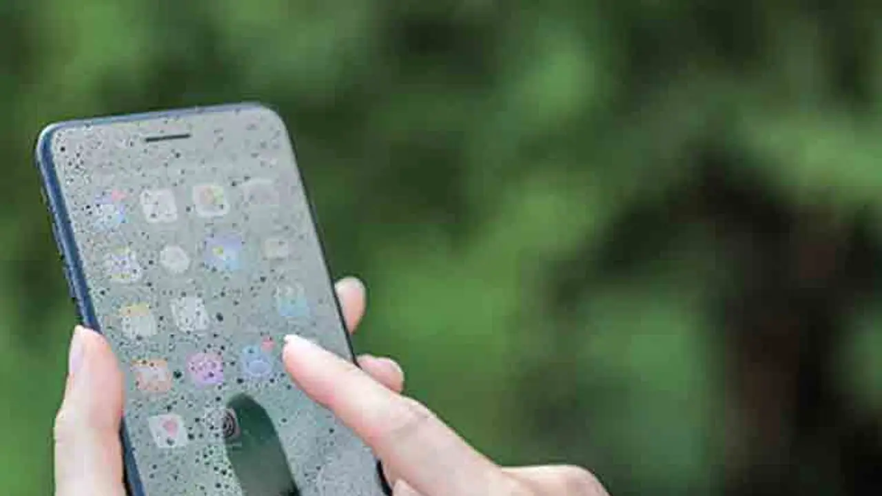 നല്ല മഴയല്ലെ, ഫോണ്‍ വെള്ളത്തില്‍ പോകാം; ചെയ്യേണ്ടത് എന്ത്, ചെയ്യാന്‍ പാടില്ലാത്തത് എന്ത്.!