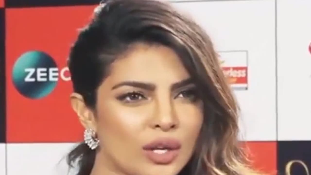 ಪ್ರಿಯಾಂಕಾ ವ್ಯಾನಿಟಿ ಬ್ಯಾಗ್ ಬೆಲೆ ಕಾರಿಗೂ ದುಬಾರಿ : ಎಷ್ಟು..? ಪ್ರಿಯಾಂಕಾ ವ್ಯಾನಿಟಿ ಬ್ಯಾಗ್ ಬೆಲೆ ಕಾರಿಗೂ ದುಬಾರಿ : ಎಷ್ಟು..?