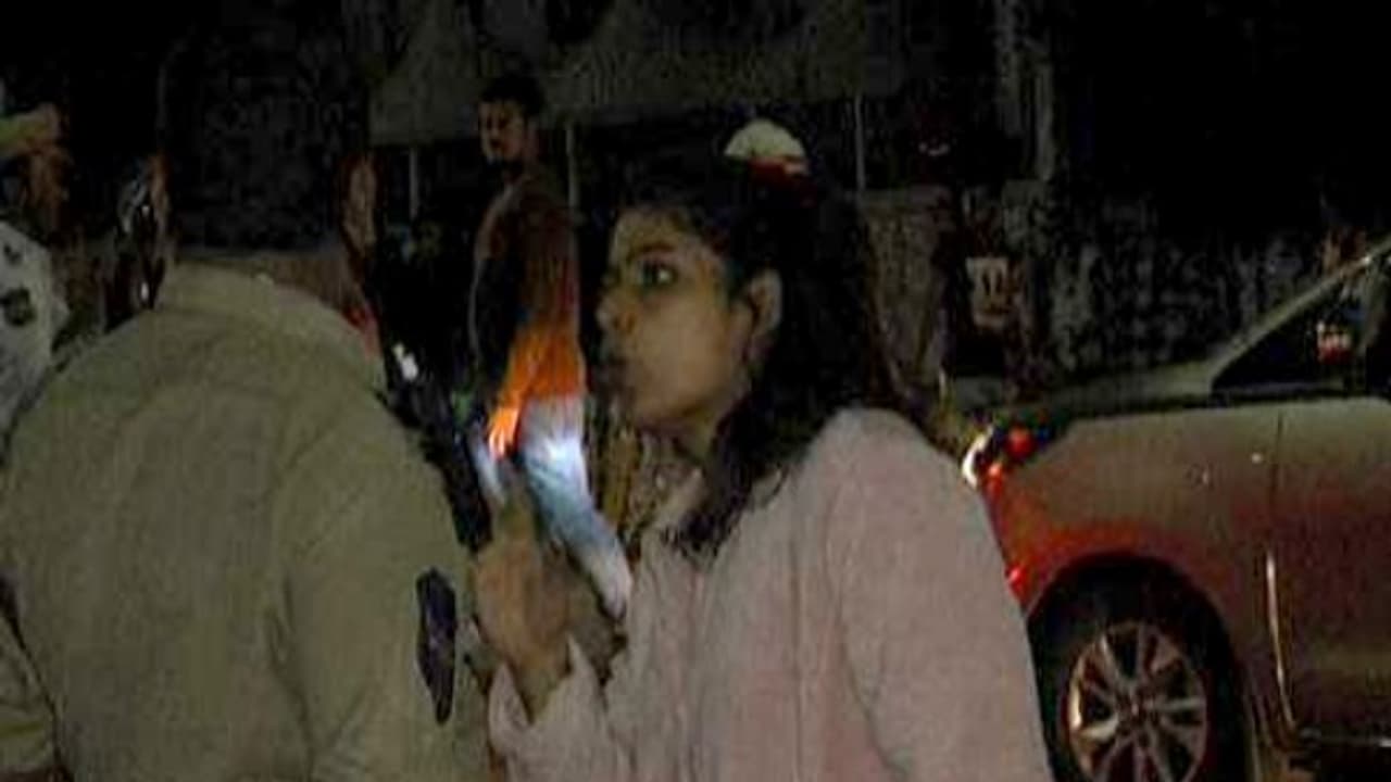 மதுபோதை தலைக்கேறி போலீசாரிடம் வாக்குவாதம் செய்த பெண்! மீடியாவினரை கல்லால் விரட்டினார்...! மதுபோதை தலைக்கேறி போலீசாரிடம் வாக்குவாதம் செய்த பெண்! மீடியாவினரை கல்லால் விரட்டினார்...!