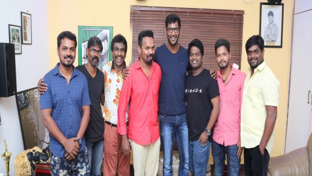 "தலைவன் வருகிறான்...' 'விஷால் ஆன்தம்' கூச்சத்தோடு குழுவினரை பாராட்டிய விஷால்... "தலைவன் வருகிறான்...' 'விஷால் ஆன்தம்' கூச்சத்தோடு குழுவினரை பாராட்டிய விஷால்...