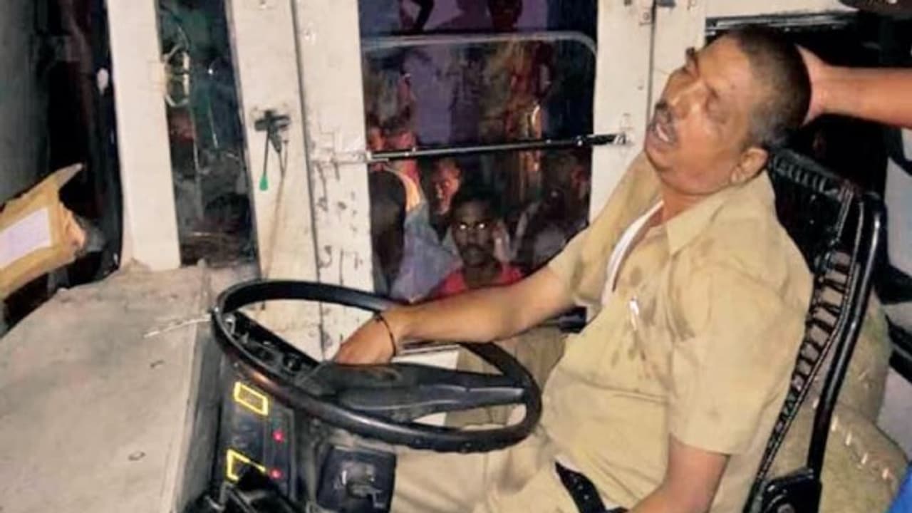 ஓடும் பஸ்சில் மாரடைப்பால் டிரைவர் மரணம்! இறக்கும் நேரத்திலும் 50 பேரை காப்பாற்றியவருக்கு பயணிகள் அஞ்சலி! ஓடும் பஸ்சில் மாரடைப்பால் டிரைவர் மரணம்! இறக்கும் நேரத்திலும் 50 பேரை காப்பாற்றியவருக்கு பயணிகள் அஞ்சலி!