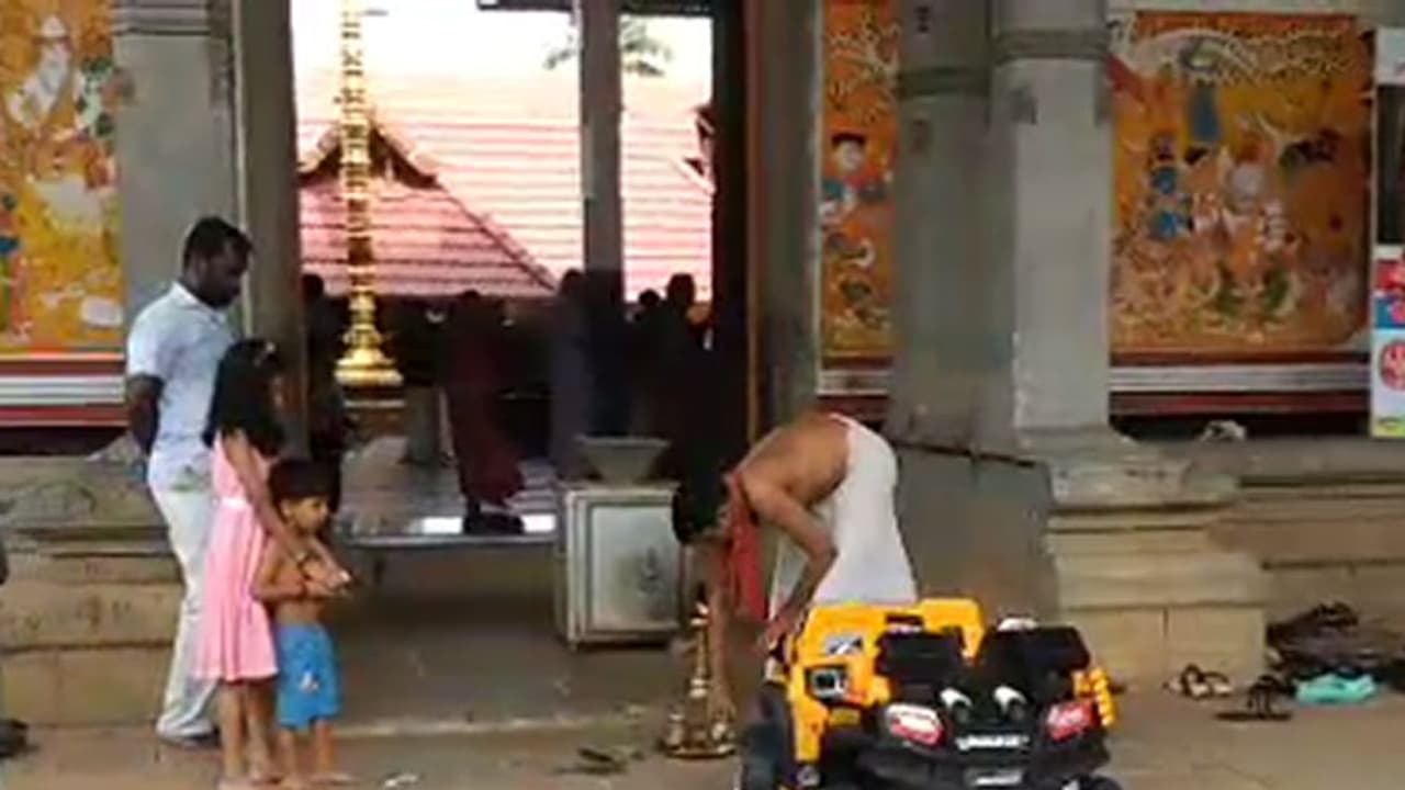 എന്നെയും എന്റെ വണ്ടിയേയും മാത്രം കാത്തോണേ; വൈറലായി ന്യൂജന് വാഹനപൂജ! എന്നെയും എന്റെ വണ്ടിയേയും മാത്രം കാത്തോണേ; വൈറലായി ന്യൂജന് വാഹനപൂജ!