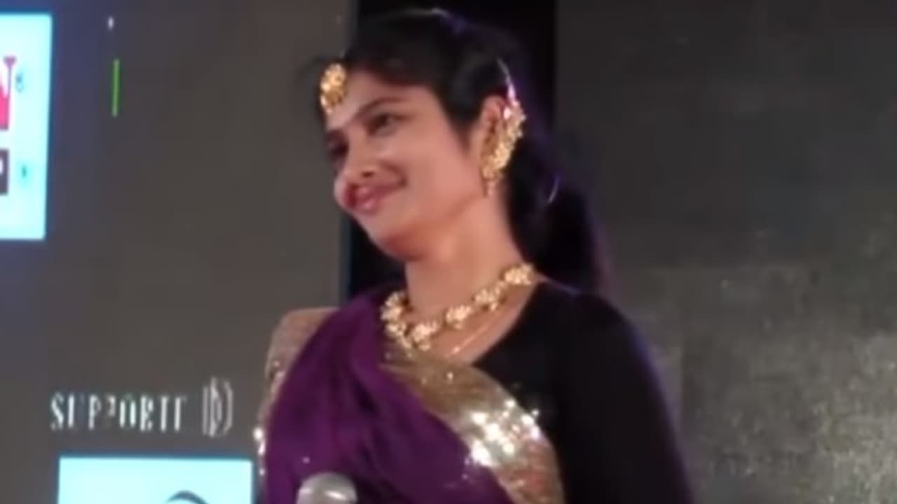 கல்லூரி மாணவர்களால் விரட்டப்பட்ட ஜூலி... மேடையிலிருந்து தெறித்து ஓடிய சம்பவம்... நடந்தது என்ன?