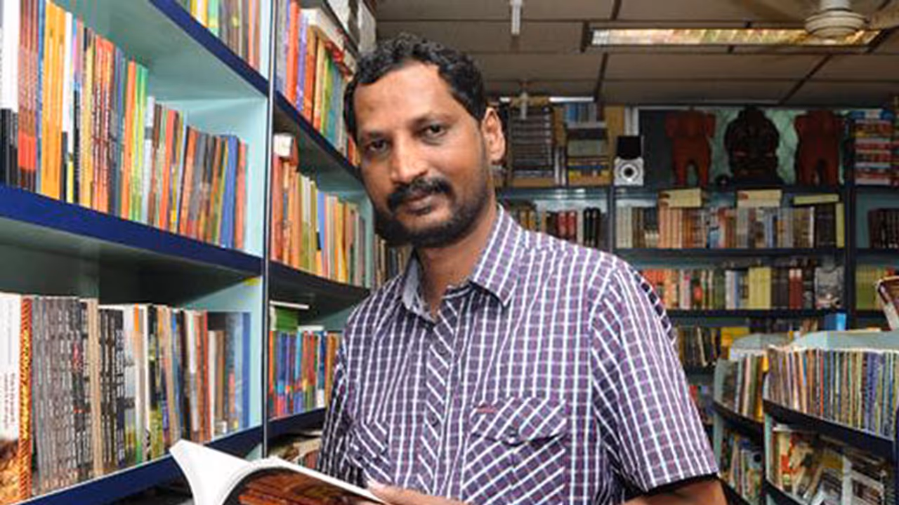 தந்தையின் முத்தத்திற்கு அர்த்தம் சொன்ன கவிஞன்...நா. முத்துக்குமாரின் நினைவு நாள் இன்று தந்தையின் முத்தத்திற்கு அர்த்தம் சொன்ன கவிஞன்...நா. முத்துக்குமாரின் நினைவு நாள் இன்று