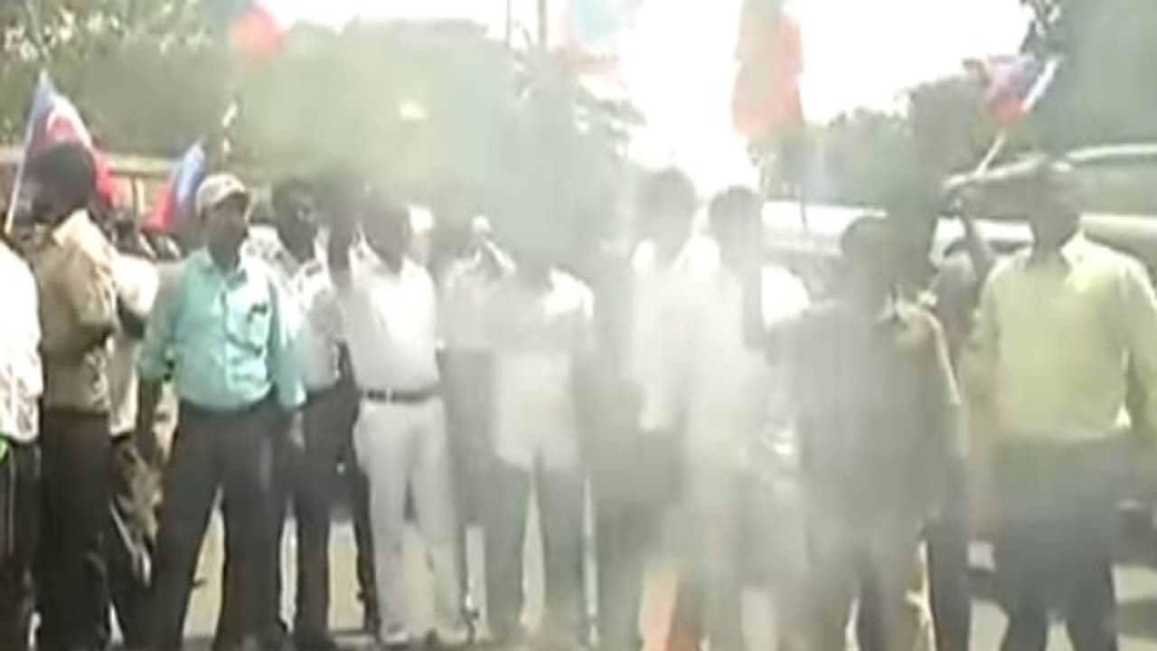 தமிழிசை உருவபொம்மை எரிப்பு; சென்னை சென்ட்ரலில் ஆர்ப்பாட்டத்தில் இறங்கிய வி.சி.க. தமிழிசை உருவபொம்மை எரிப்பு; சென்னை சென்ட்ரலில் ஆர்ப்பாட்டத்தில் இறங்கிய வி.சி.க.