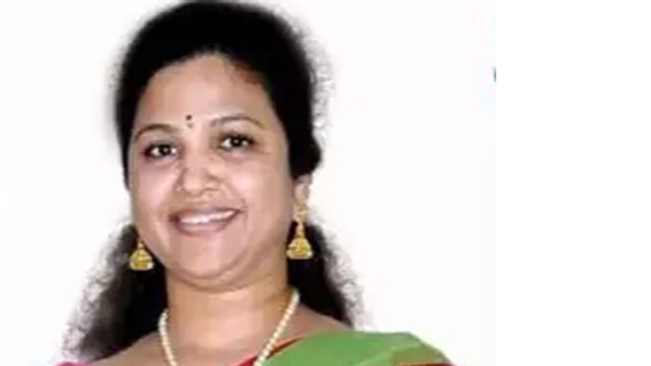 కోట్ల ఎంట్రీతో సిట్టింగ్ ఎంపీ బుట్టా రేణుకకు షాక్ కోట్ల ఎంట్రీతో సిట్టింగ్ ఎంపీ బుట్టా రేణుకకు షాక్