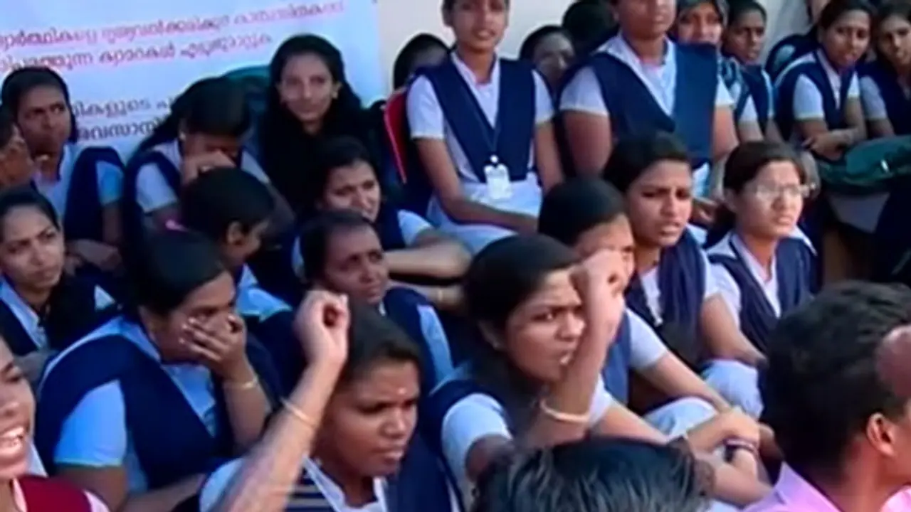 బాసర ట్రిపుల్ ఐటీలో విద్యార్థుల ఆందోళన ...సెలవులు ప్రకటించిన అధికారులు