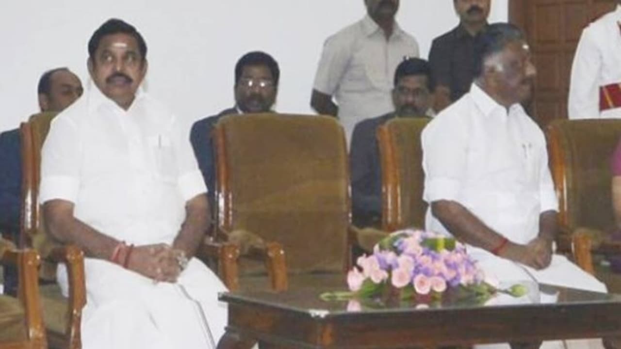 அதிமுக., தேர்தல் அலுவலகத்தில் திடீர் தீ... எடப்பாடி இருந்ததால் பரபரப்பு அதிமுக., தேர்தல் அலுவலகத்தில் திடீர் தீ... எடப்பாடி இருந்ததால் பரபரப்பு