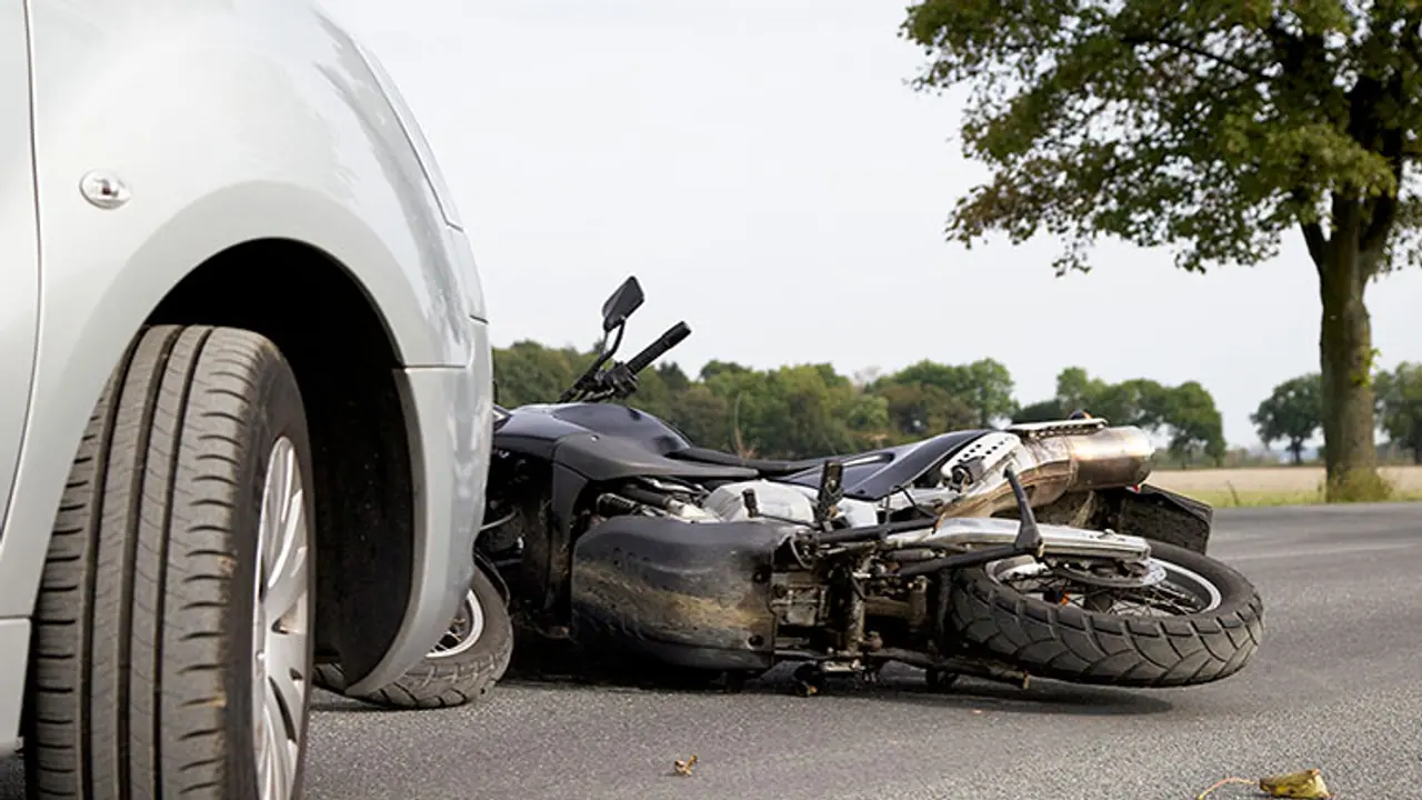 ഇടിച്ചിട്ട ബൈക്കുമായി കാര്‍ പാഞ്ഞു; പിടികൂടിയ നാട്ടുകാരോട് പ്ലസ്‍ടുക്കാരന്‍ ഡ്രൈവര്‍ പറഞ്ഞത് ഇങ്ങനെ!