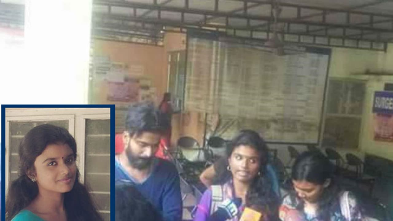 'കേള്ക്കുന്നതിലപ്പുറമാണ് യൂനി. കോളജിലെ എസ്എഫ്ഐയുടെ സദാചാര പൊലീസിംഗ്' 'കേള്ക്കുന്നതിലപ്പുറമാണ് യൂനി. കോളജിലെ എസ്എഫ്ഐയുടെ സദാചാര പൊലീസിംഗ്'