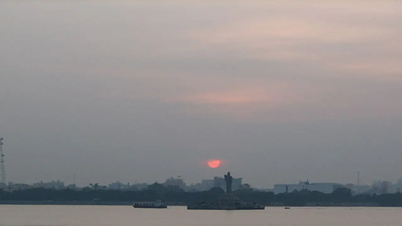 భాగ్యనగరాన్ని ముంచెత్తిన వర్షాలు: నిండిన హుస్సేన్ సాగర్ భాగ్యనగరాన్ని ముంచెత్తిన వర్షాలు: నిండిన హుస్సేన్ సాగర్