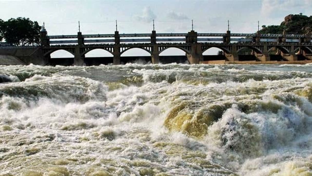 இன்னும் சற்று நேரத்தில் நிரம்புகிறது மேட்டூர் அணை… 16 கண் பாலத்தில் 30000 கனஅடி உபரிநீர் திறப்பு !! இன்னும் சற்று நேரத்தில் நிரம்புகிறது மேட்டூர் அணை… 16 கண் பாலத்தில் 30000 கனஅடி உபரிநீர் திறப்பு !!