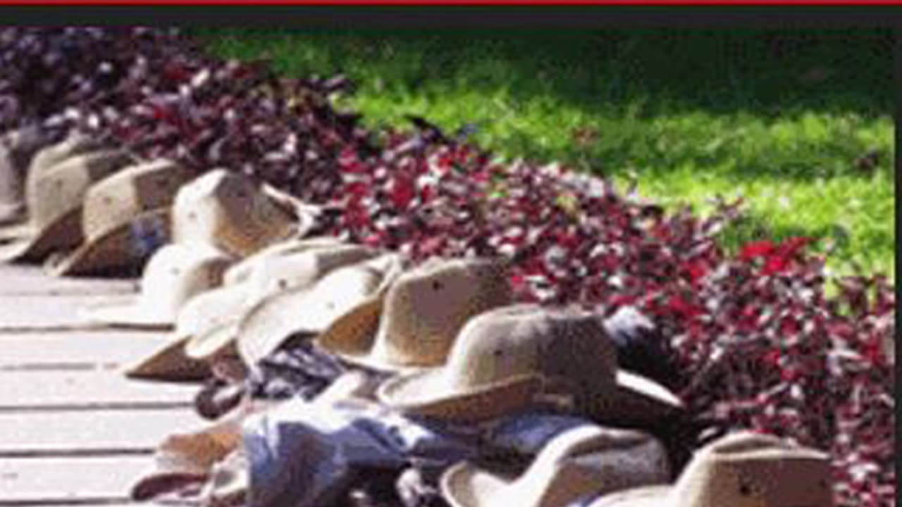 ಆರ್ಡರ್ಲಿ ಇನ್ನು ಜೀವಂತ :51 ಐಪಿಎಸ್ ಅಧಿಕಾರಿಗಳ ಮನೆಯಲ್ಲಿ ಪೇದೆಗಳ ಕೆಲಸ ಆರ್ಡರ್ಲಿ ಇನ್ನು ಜೀವಂತ :51 ಐಪಿಎಸ್ ಅಧಿಕಾರಿಗಳ ಮನೆಯಲ್ಲಿ ಪೇದೆಗಳ ಕೆಲಸ