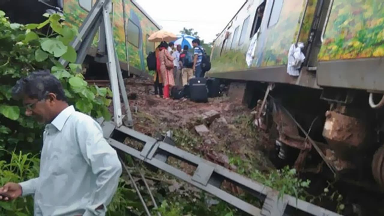 ದೇಶದಲ್ಲಿ ಮುಂದುವರೆದ ಸರಣಿ ರೈಲು ದುರಂತ: ಮಹಾರಾಷ್ಟ್ರದಲ್ಲಿ ಮತ್ತೊಂದು ರೈಲು ಅವಘಡ ದೇಶದಲ್ಲಿ ಮುಂದುವರೆದ ಸರಣಿ ರೈಲು ದುರಂತ: ಮಹಾರಾಷ್ಟ್ರದಲ್ಲಿ ಮತ್ತೊಂದು ರೈಲು ಅವಘಡ