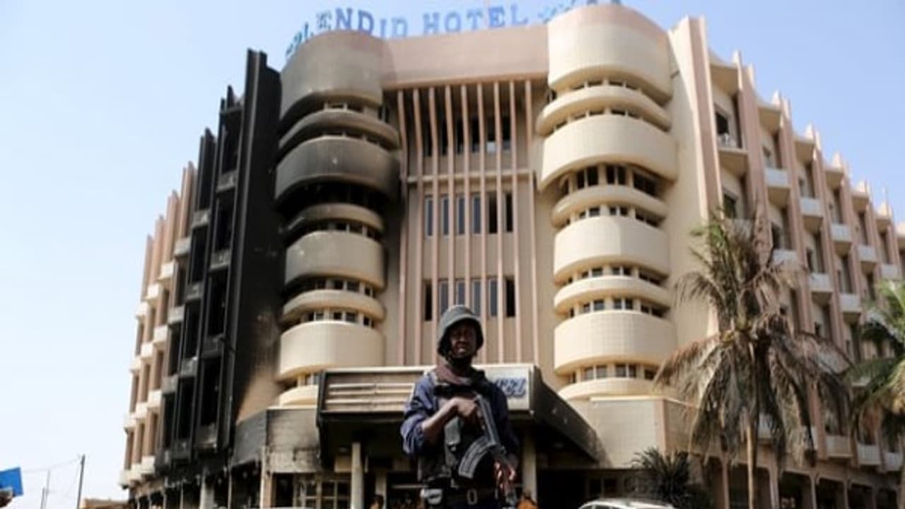 பிரபல உணவு விடுதியில் கடும் துப்பாக்கி சண்டை 17 பேர் பலி... பிரபல உணவு விடுதியில் கடும் துப்பாக்கி சண்டை 17 பேர் பலி...