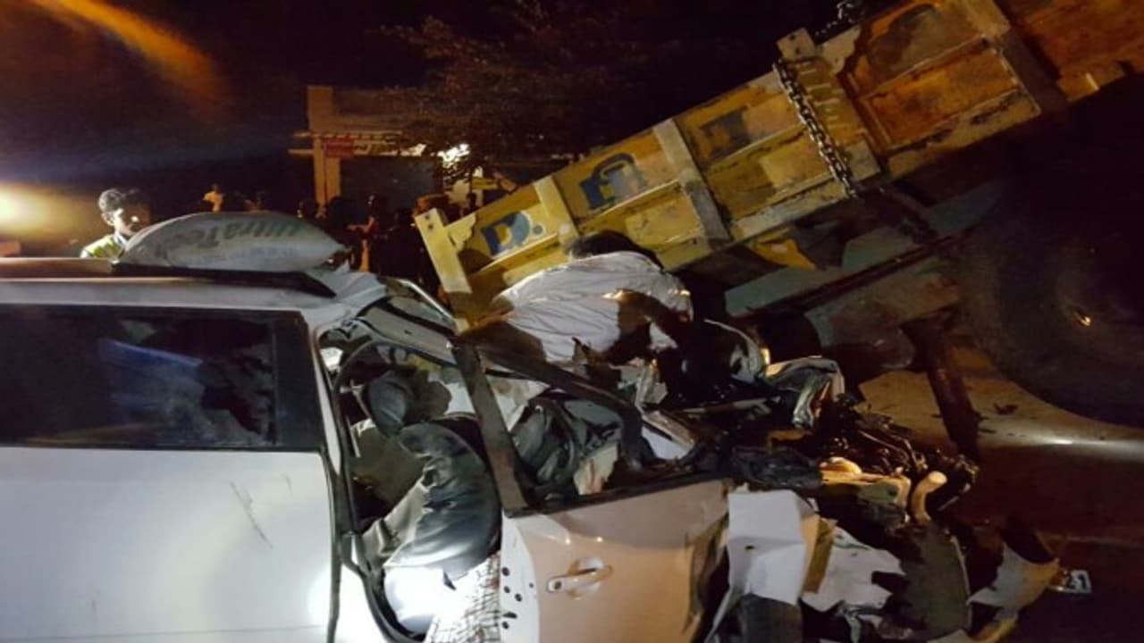 டிராக்டர் மீது கார் மோதியதில் ஒரே குடும்பத்தைச் சேர்ந்த நால்வர் பலி; டிராக்டர் மீது கார் மோதியதில் ஒரே குடும்பத்தைச் சேர்ந்த நால்வர் பலி;