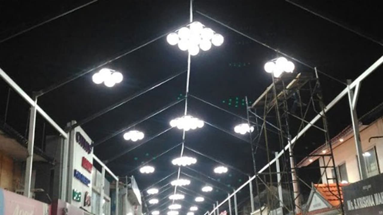 പുതുമോടിയോടെ മിഠായിതെരുവ്; മുഖ്യമന്ത്രി നാളെ ഉദ്ഘാടനം ചെയ്യും പുതുമോടിയോടെ മിഠായിതെരുവ്; മുഖ്യമന്ത്രി നാളെ ഉദ്ഘാടനം ചെയ്യും